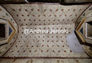 Colombari via Pescara, via Taranto - Parete lunga con tre nicchie Colombario N° 1 via Pescara, via Taranto - La volta  ornata da riquadri rossi con al centro una rosa | Andrea Jemolo