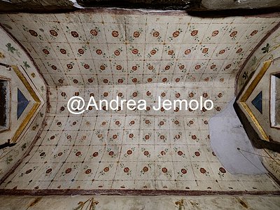 Colombari via Pescara, via Taranto - Parete lunga con tre nicchie Colombario N° 1 via Pescara, via Taranto - La volta  ornata da riquadri rossi con al centro una rosa | Andrea Jemolo