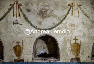 Colombari via Pescara, via Taranto - Parete lunga con tre nicchie Colombario N° 1 via Pescara, via Taranto - Affresco con due anfore | Andrea Jemolo