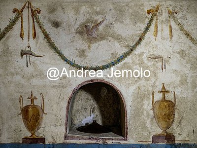 Colombari via Pescara, via Taranto - Parete lunga con tre nicchie Colombario N° 1 via Pescara, via Taranto - Affresco con due anfore | Andrea Jemolo