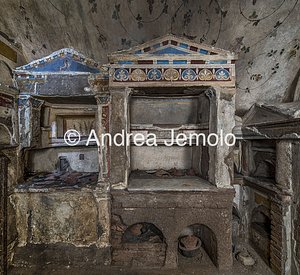 Columbarium of Pomponius Hylas is Aedicules with small columns and tympanum, decorated with paintings and stuccoes | Andrea Jemolo
