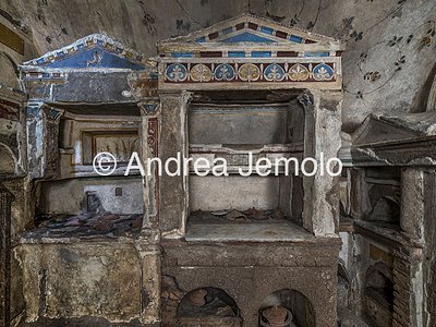 Colombario di Pomponio Hylas Edicole con colonnine e timpano, decorate da pitture e stucchi | Andrea Jemolo