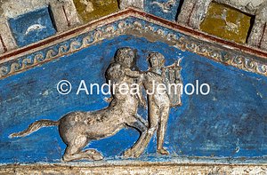 Columbarium of Pomponius Hylas is Painting and stucco decoration of a tympanum of a aedicula | Andrea Jemolo