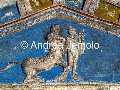 Colombario di Pomponio Hylas Il Centauro Chirone insegna ad Achille a suonare la lira - Decorazione con pittura e stucco di un timpano di un' edicola | Andrea Jemolo