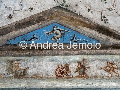 Colombario di Pomponio Hylas Decorazione con pittura e stucco del timpano dell'edicola centrale | Andrea Jemolo