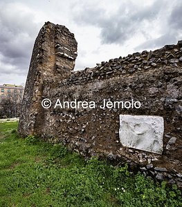 Mausoleo detto "Torrione prenestino" Esterno - Unica lastra di marmo rimasta sul tamburo circolare che era interamente lastricato di marmo | Andrea Jemolo