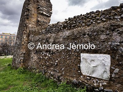 Mausoleo detto "Torrione prenestino" Esterno - Unica lastra di marmo rimasta sul tamburo circolare che era interamente lastricato di marmo | Andrea Jemolo
