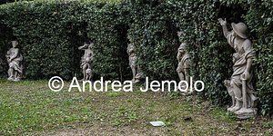 Villa Sciarra Esedra Arborea con le 12 statue di arenaria che raffigurano i mesi | Andrea Jemolo