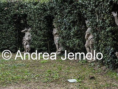 Villa Sciarra Esedra Arborea con le 12 statue di arenaria che raffigurano i mesi | Andrea Jemolo