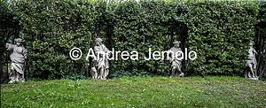 Villa Sciarra Esedra Arborea con le 12 statue di arenaria che raffigurano i mesi | Andrea Jemolo