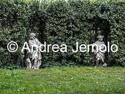 Villa Sciarra Esedra Arborea con le 12 statue di arenaria che raffigurano i mesi | Andrea Jemolo