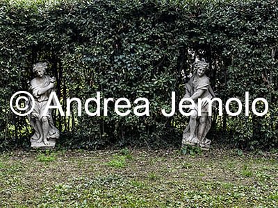 Villa Sciarra Esedra Arborea con le 12 statue di arenaria che raffigurano i mesi | Andrea Jemolo