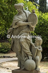 Villa Sciarra Sandstone statue | Andrea Jemolo
