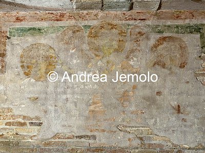 Chiesa di Sant'Urbano alla Caffarella Affreschi di Santi nelle pareti inferiori - pittura muraria | Andrea Jemolo