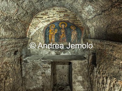 Chiesa di Sant'Urbano alla Caffarella Cripta - Madonna con Bambino tra Sant'Urbano e San Giovanni Evangelista | Andrea Jemolo