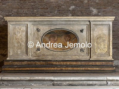Chiesa di Sant'Urbano alla Caffarella Altare in marmo col le api simbolo dei Barberini e con un affresco con Putti alati | Andrea Jemolo