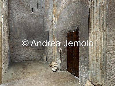 Chiesa di Sant'Urbano alla Caffarella Nartece che era l'atrio del tempio dedicato a Cerere e Faustina | Andrea Jemolo