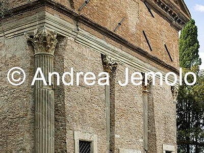 Chiesa di Sant'Urbano alla Caffarella Facciata con le colonne del tempio dedicato a Cerere e Faustina | Andrea Jemolo