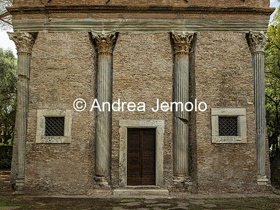 Chiesa di Sant'Urbano alla Caffarella Facciata con le colonne del tempio dedicato a Cerere e Faustina | Andrea Jemolo