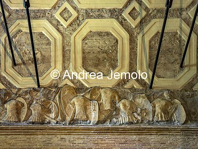 Chiesa di Sant'Urbano alla Caffarella Panoplia di armi, composizioni di scudi, corazze, elmi e schinieri del tempio dedicato a Cerere e Faustina | Andrea Jemolo