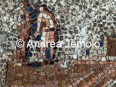 Criptoportico delle Terme di Traiano Mosaico parietale più grande mai rinvenuto nel mondo antico - Particolare di architetture con persone | Andrea Jemolo
