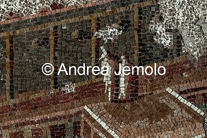 Criptoportico delle Terme di Traiano Mosaico parietale più grande mai rinvenuto nel mondo antico - Particolare di architetture con persone | Andrea Jemolo