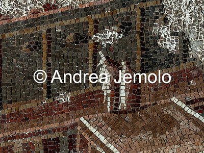 Criptoportico delle Terme di Traiano Mosaico parietale più grande mai rinvenuto nel mondo antico - Particolare di architetture con persone | Andrea Jemolo