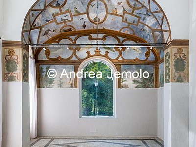 Villa Borghese Giardini - Padiglione dell’Uccelliera, Salone affrescato con I raffinati affreschi interni con motivi agresti, pergole, festoni e uccelli esotici  | Andrea Jemolo