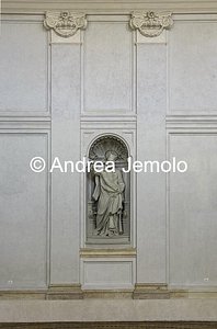 Oratorio dei Filippini Sala Borromini o Oratorio - Lato Nord con statua in gesso e stucco di San Filippo Neri  | Andrea Jemolo