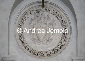 Oratorio dei Filippini Sala Borromini o Oratorio - Lato Nord - Stucco decorativo con Sacro Cuore di Gesù | Andrea Jemolo