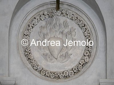 Oratorio dei Filippini Sala Borromini o Oratorio - Lato Nord - Stucco decorativo con Sacro Cuore di Gesù | Andrea Jemolo