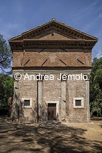 Chiesa di Sant'Urbano alla Caffarella Facciata con le colonne del tempio dedicato a Cerere e Faustina | Andrea Jemolo