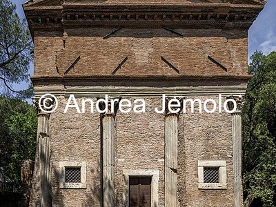 Chiesa di Sant'Urbano alla Caffarella Facciata con le colonne del tempio dedicato a Cerere e Faustina | Andrea Jemolo