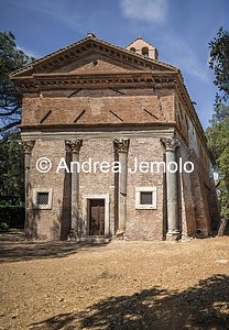 Chiesa di Sant'Urbano alla Caffarella Facciata con le colonne del tempio dedicato a Cerere e Faustina | Andrea Jemolo
