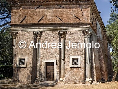Chiesa di Sant'Urbano alla Caffarella Facciata con le colonne del tempio dedicato a Cerere e Faustina | Andrea Jemolo