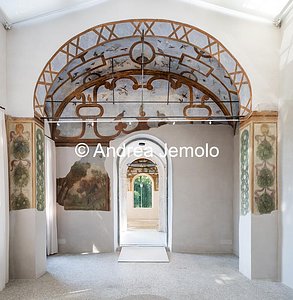 Villa Borghese Giardini - Padiglione dell’Uccelliera, salone affrescato con I raffinati affreschi interni con motivi agresti, pergole, festoni e uccelli esotici  | Andrea Jemolo