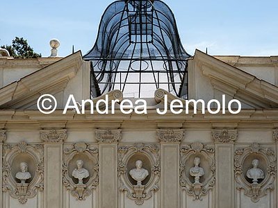 Villa Borghese Padiglione dell’Uccelliera, Prospetto ovest con Busti dentro nicchie ovali e la voliera di ferro | Andrea Jemolo