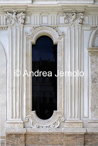 Villa Borghese Padiglione dell’Uccelliera, Facciata verso la Galleria Borghese - Finestra | Andrea Jemolo