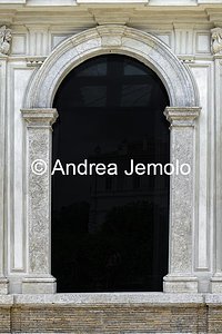 Villa Borghese Padiglione dell’Uccelliera, Facciata verso la Galleria Borghese - Finestra | Andrea Jemolo