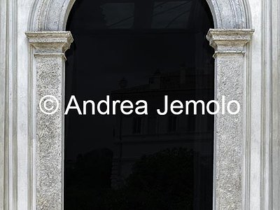Villa Borghese Padiglione dell’Uccelliera, Facciata verso la Galleria Borghese - Finestra | Andrea Jemolo