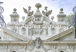 Villa Borghese Padiglione dell’Uccelliera, Facciata est decorata con i simboli araldici dei Borghese (aquile e draghi) | Andrea Jemolo