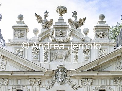 Villa Borghese Padiglione dell’Uccelliera, Facciata est decorata con i simboli araldici dei Borghese (aquile e draghi) | Andrea Jemolo