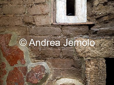 Colombari via Pescara, via Taranto Colombario N° 2 via Pescara, via Taranto - Vernice rossa e intonaci originali sui muri esterni  | Andrea Jemolo