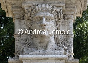 Parco del Colle Oppio Volto di imperatore romano | Andrea Jemolo
