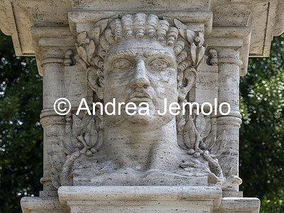 Parco del Colle Oppio Volto di imperatore romano | Andrea Jemolo