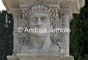 Parco del Colle Oppio Volto di imperatore romano | Andrea Jemolo