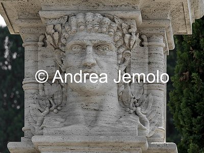 Parco del Colle Oppio Volto di imperatore romano | Andrea Jemolo