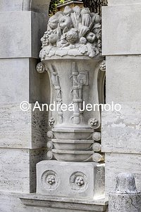 Parco del Colle Oppio Ingresso al parco su Viale Fortunato Mizzi - Decorazioni con simboli fascisti | Andrea Jemolo
