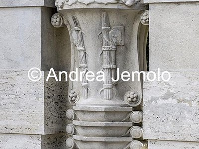 Parco del Colle Oppio Ingresso al parco su Viale Fortunato Mizzi - Decorazioni con simboli fascisti | Andrea Jemolo