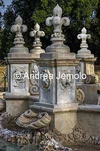 Villa Doria Pamphili Fontana del Cupido - Pilastri ornati con il giglio, emblema dei Pamphili, e  sul frontale e le parti laterali da mascheroni  | Andrea Jemolo
